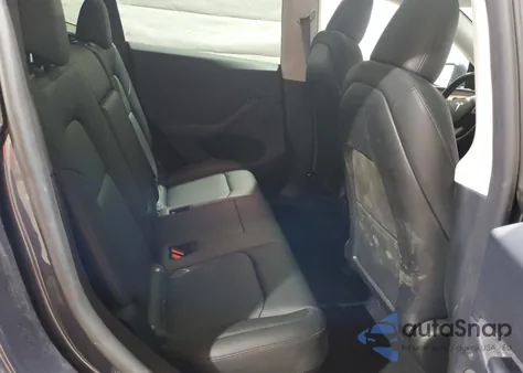 2024 Tesla Model Y z USA, uszkodzony, nr VIN 7SAYGDEE0RA237614